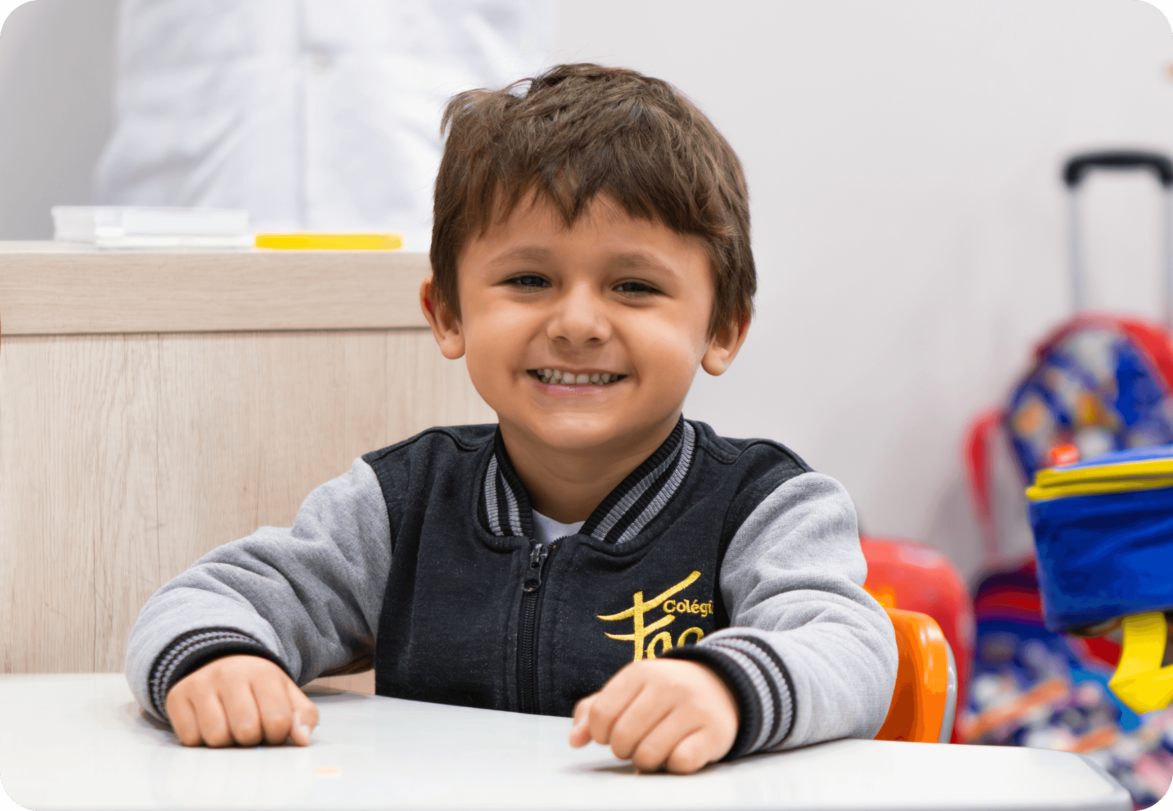 Criança na sala de aula sorrindo